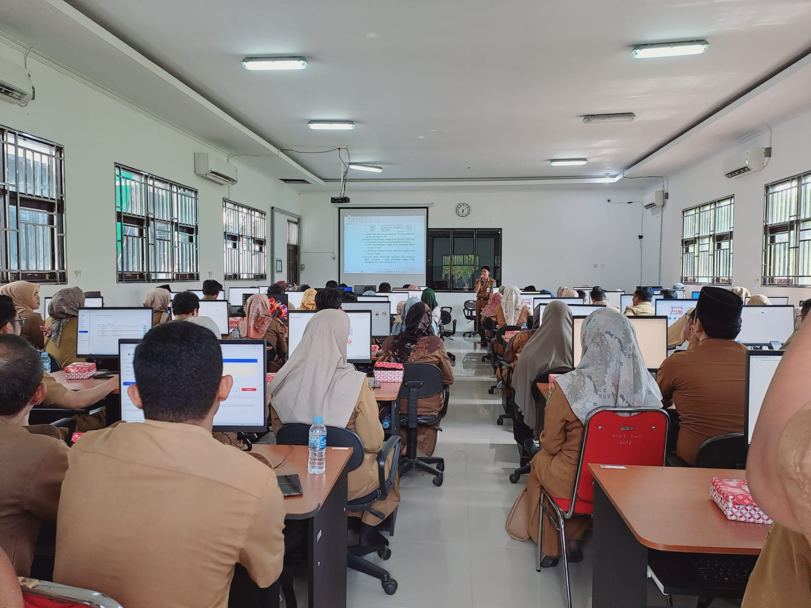 SOSIALISASI DAN BIMBINGAN TEKNIS PENGGUNAAN APLIKASI SISTEM INFORMASI DAN ADMINISTRASI PEGAWAI (SIAP) UNTUK PELAPORAN KINERJA HARIAN SEBAGAI DASAR PEMBAYARAN TUNJANGAN/ TPP DI LINGKUNGAN PEMERINTAH KABUPATEN TANAH BUMBU